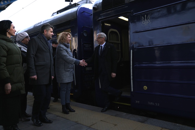 МС: Премиерът Николай Денков пристигна в Украйна, за да потвърди подкрепата на страната ни две години след руската агресия