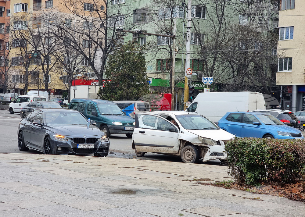 През изминалото денонощие 16 души са ранени в катастрофи