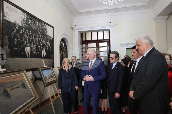 Република Албания - парламент - изложба