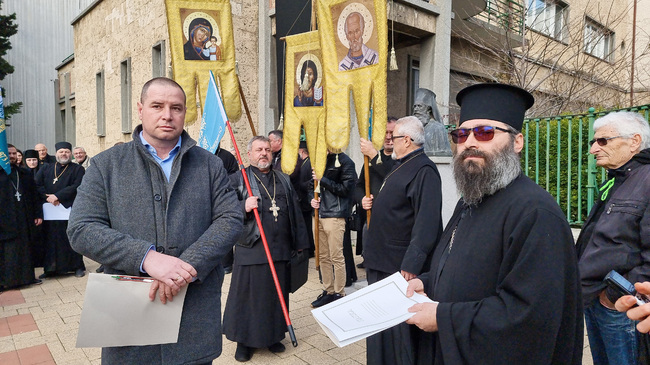 Свещеници и миряни от духовните околии в Сливенска епархия изразиха несъгласието си с касирането на избора на Сливенски митрополит
