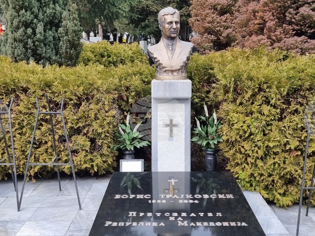 В Северна Македония днес почитат паметта на бившия президент на страната Борис Трайковски, който загина трагично преди 22 години