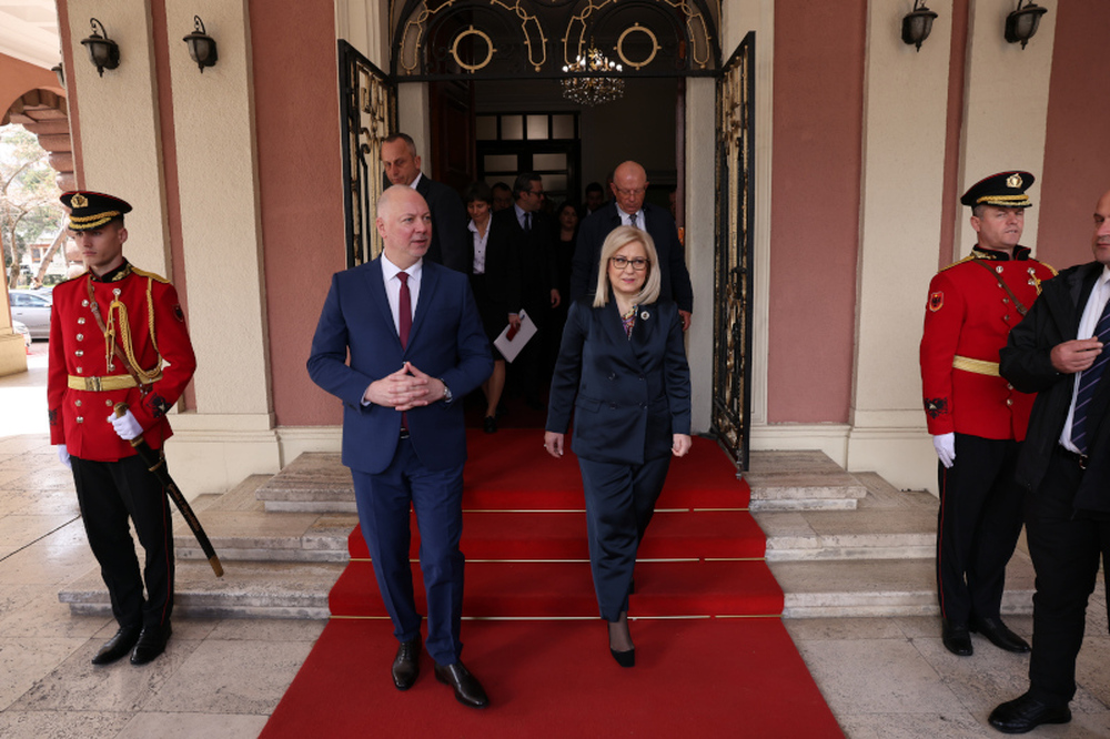 НС: Председателят на Народното събрание Росен Желязков и председателят на Народното събрание на Албания Линдита Никола откриха изложбата ,,Дипломация и изкуство“ в албанския парламент