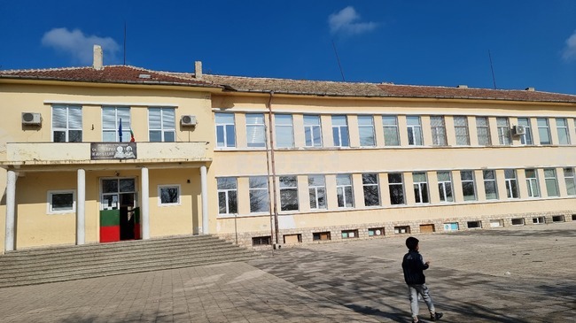 Общо 25 деца и ученици са върнати в образованието в област Добрич за първите няколко месеца по проект на РУО