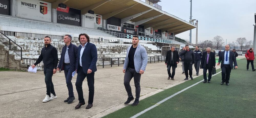 Областна администрация Пловдив: Областният управител на Пловдив д-р инж. Илия Зюмбилев и областна междуведомствена комисия извършиха проверка на стадион "Локомотив“