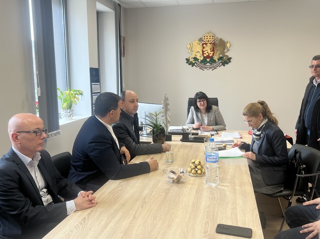 Областна администрация Благоевград: Днес областният управител Мария Димова прие сградата на Административен съд Благоевград и я предаде на Агенция по вписванията