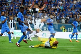 Футбол - Лигата на конференциите - Левски - ПАОК Солун. На снимката: Хосе Кордоба и Николай Михайлов