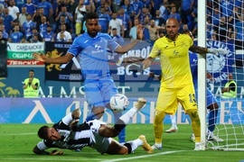 Футбол - Лигата на конференциите - Левски - ПАОК Солун. На снимката: Николай Михайлов и Ноа Сонко Сундберг