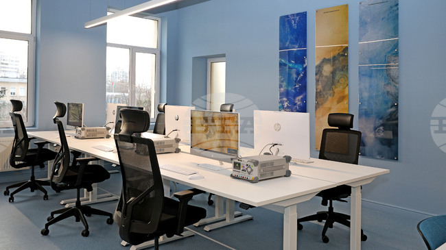 Над 96 процента от нефинансовите предприятия с 10 и повече заети лица са с достъп до интернет през 2025 година, според статистиката на НСИ