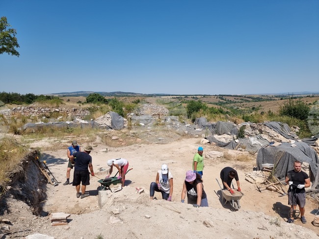 Археолози и студенти за поредна година проучват средновековната крепост „Малкото кале“ край боляровското село Воден