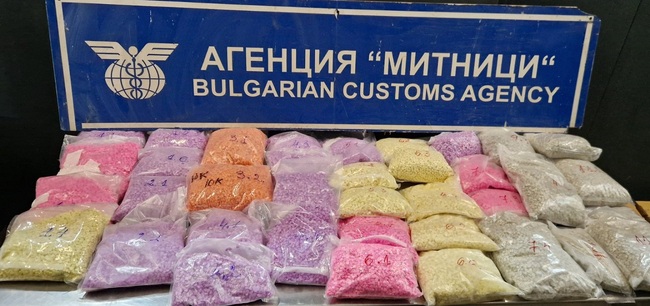 Агенция „Митници“: Близо 74 кг екстази задържаха митническите служители на Дунав мост при Русе