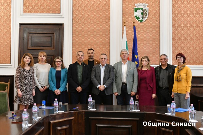 Община Сливен: Кметът и синдикатите сключиха Колективен трудов договор за системата на предучилищното и училищното образование 