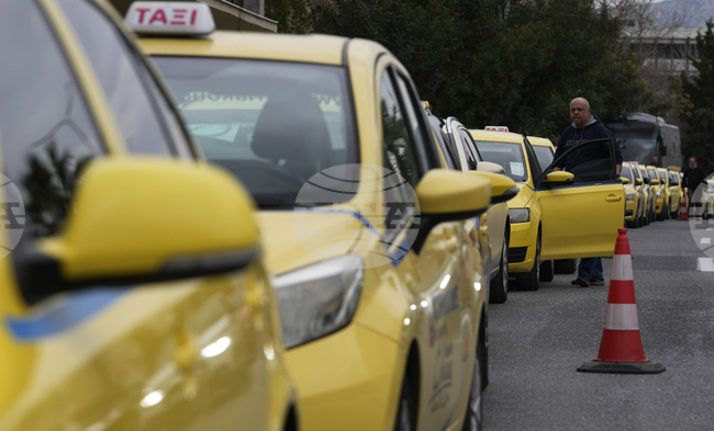 Таксиметрови шофьори ще стачкуват утре в Атина срещу забраната да се движат в бус лентите