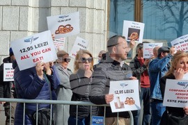 Румъния - членове на профсъюзите на летищата - протест