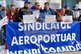 Румъния - членове на профсъюзите на летищата - протест