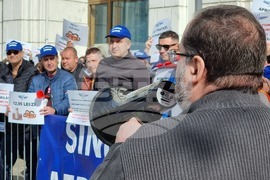 Румъния - членове на профсъюзите на летищата - протест