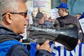 Румъния - членове на профсъюзите на летищата - протест