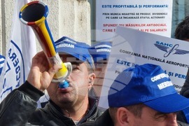 Румъния - членове на профсъюзите на летищата - протест