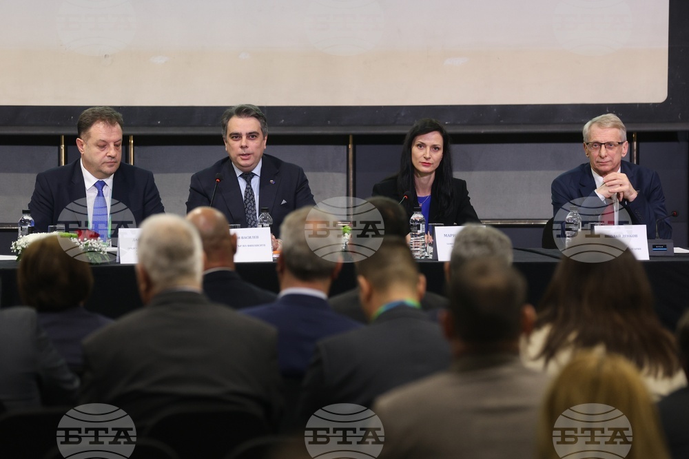 Очакваме икономическата и финансовата среда да останат непроменени, няма да вдигаме данъци, каза Асен Василев