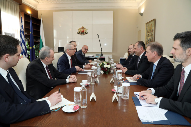 МС: Надграждането на двустранните отношения с Гърция обсъди премиерът акад. Денков с гръцкия външен министър Герапетритис