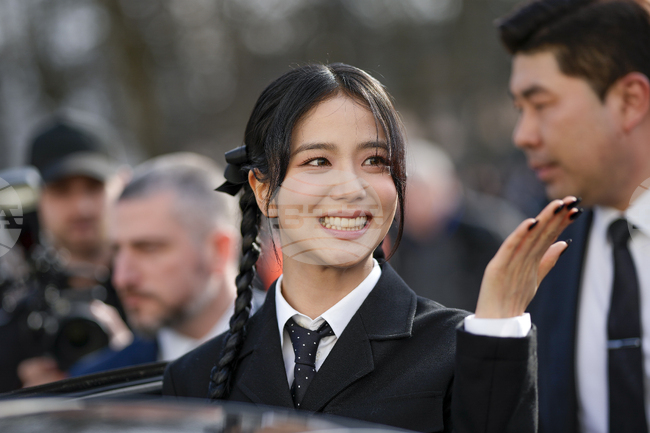 Певицата Джису от "Блекпинк" подписа самостоятелен договор с "Уорнър Рекърдс"