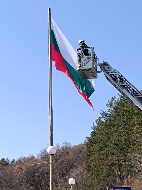 Областна администрация Кърджали: За поредна година в навечерието на Трети март по инициатива на областния управител Никола Чанев бяха подменени националните трибагреници на всички входно-изходни артерии на Кърджали