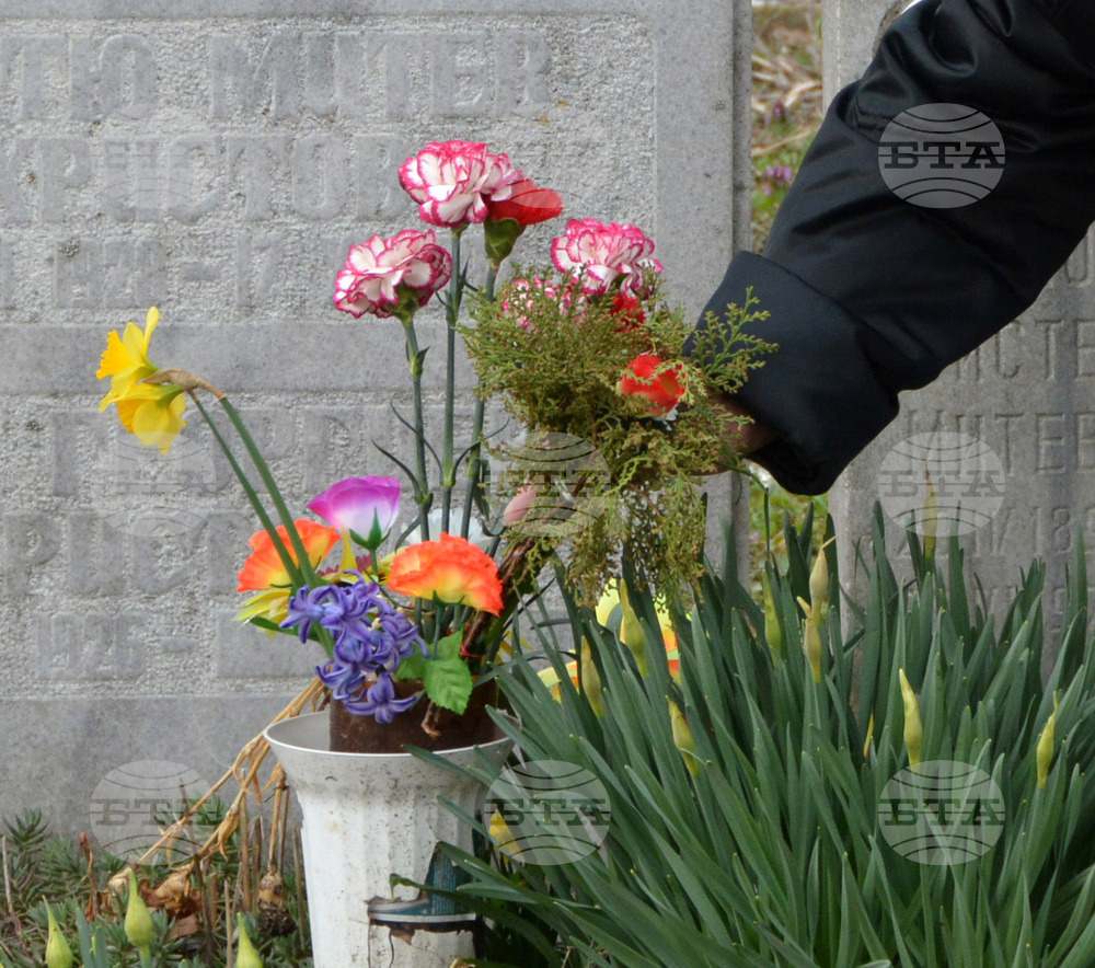 Безплатен транспорт до двата най-големи гробищни парка осигурява Община Перник за Задушница в събота