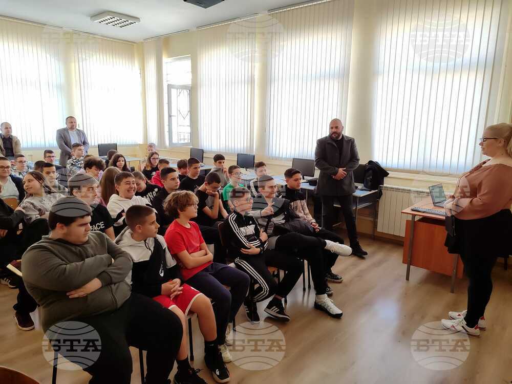 Деца от казанлъшкото Основно училище “Кулата” се запознаха с влиянието и последиците от работата с дигиталните технологии и социалните мрежи