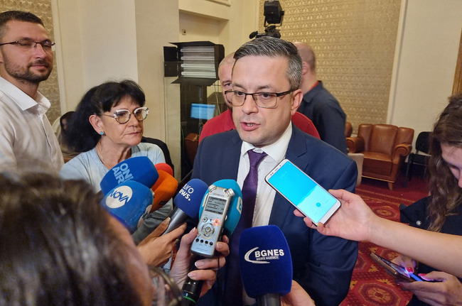 Намерението на Корнелия Нинова да върне мандата на 15 август е неуместно и обезпокоително, смята Тома Биков от ГЕРБ-СДС