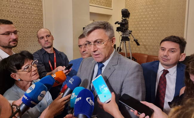Не трябва да се отклоняваме от Конституцията и от тълкуванието на КС, каза Мустафа Карадайъ за намеренията на БСП за задържане на мандата