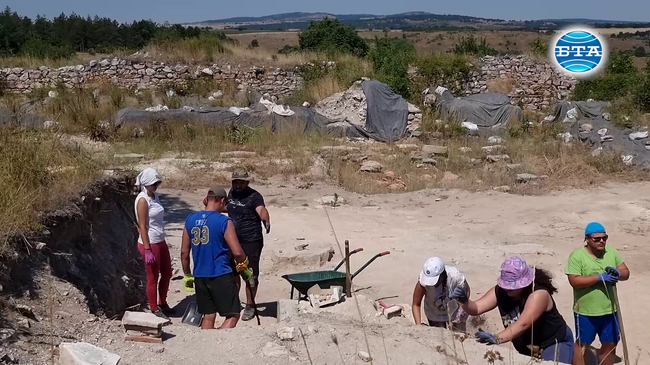 Археолози и студенти проучват византийска резиденция в средновековната крепост „Малкото кале“ край боляровското село Воден