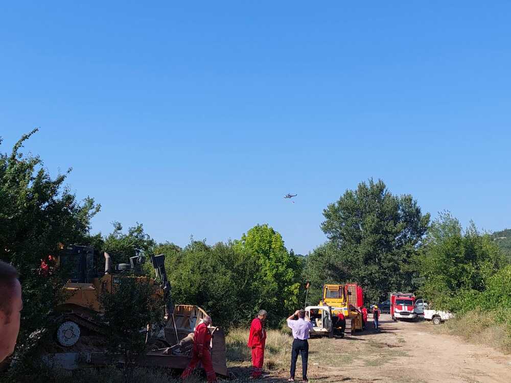 Министър Иван Иванов пътува към землището на с. Калугерово, където горски служители и пожарникари гасят горски пожар