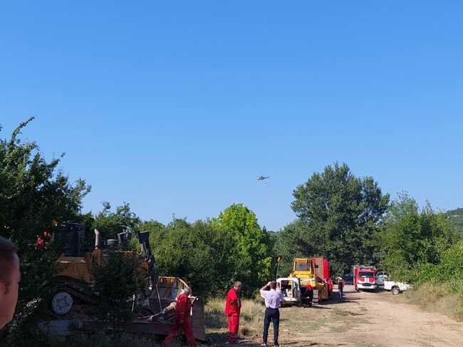 Министър Иван Иванов пътува към землището на с. Калугерово, където горски служители и пожарникари гасят горски пожар