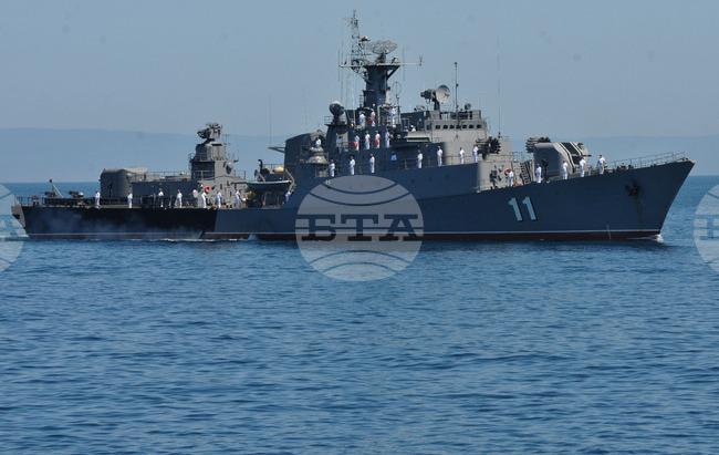 Участващите в учението "Бриз 2025" кораби продължават да изпълняват планираните задачи на море