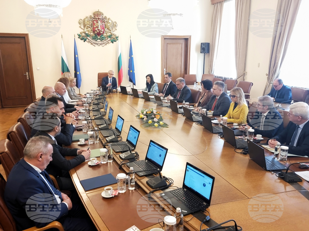 Предложението на ГЕРБ радикално променя приоритетите, фокусът се поставя върху министерски кресла, заяви премиерът Денков