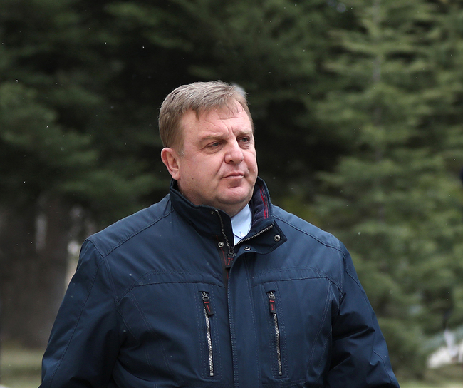 Красимир Каракачанов: Управлението на сглобката води до изпразнени складове и намалена боеспособност на БА