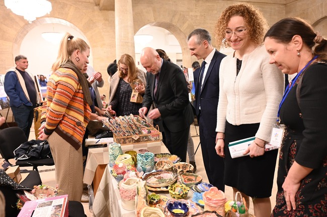 МТСП: Министър Шалапатова откри базар за мартеници в подкрепа на деца и възрастни в уязвимо положение