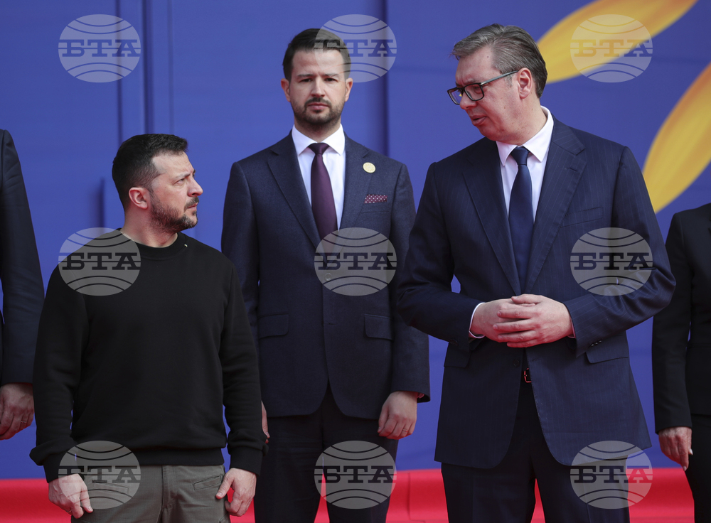 Сръбският президент Александър Вучич разговаря по телефона с украинския си колега Володимир Зеленски