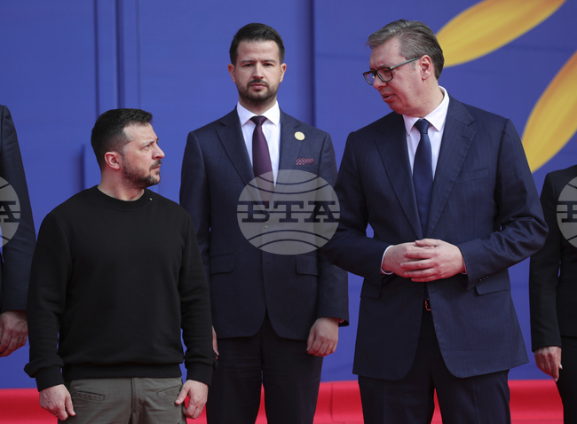 Сръбският президент Александър Вучич разговаря по телефона с украинския си колега Володимир Зеленски