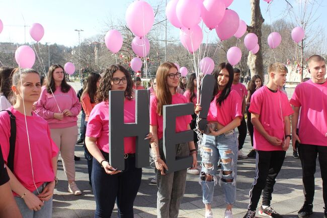 Община Плевен: С колективно изпълнение пред Община Плевен ученици отбелязаха Световния ден против тормоза в училище 