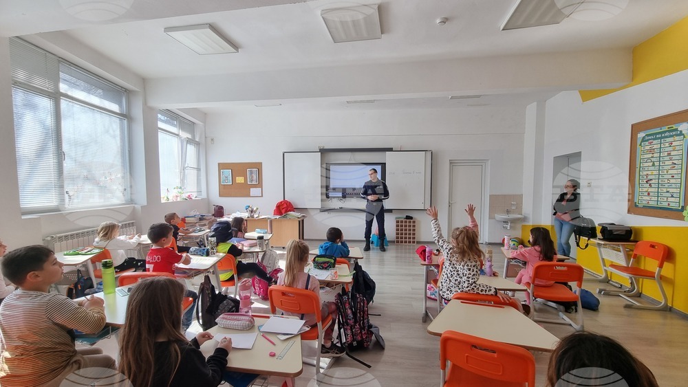 Габрово - първокласници - светлоотразителни мечета - акция