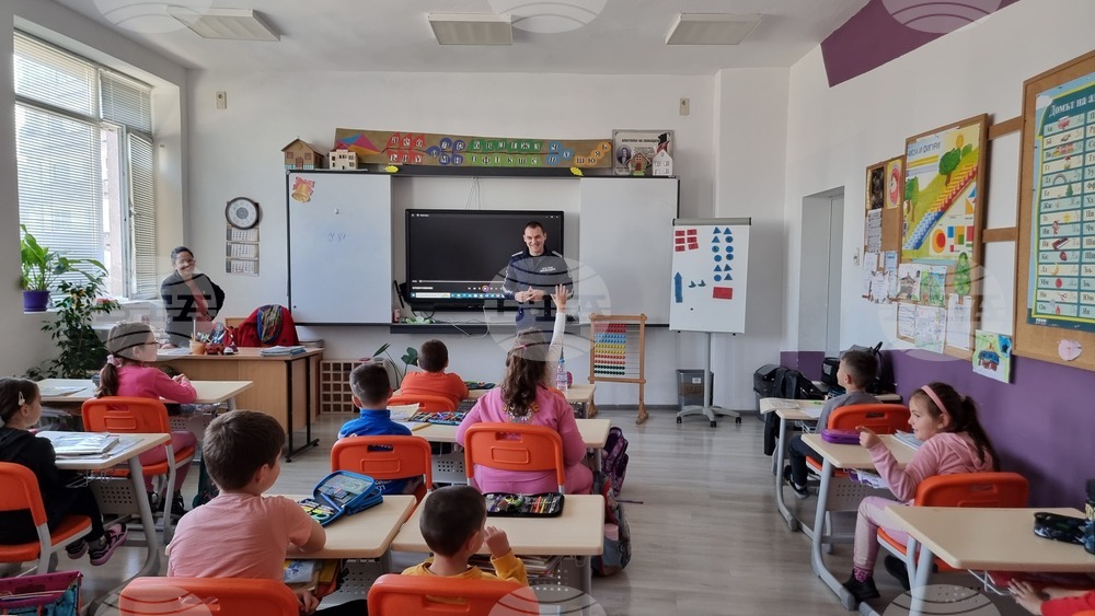 Габрово - първокласници - светлоотразителни мечета - акция