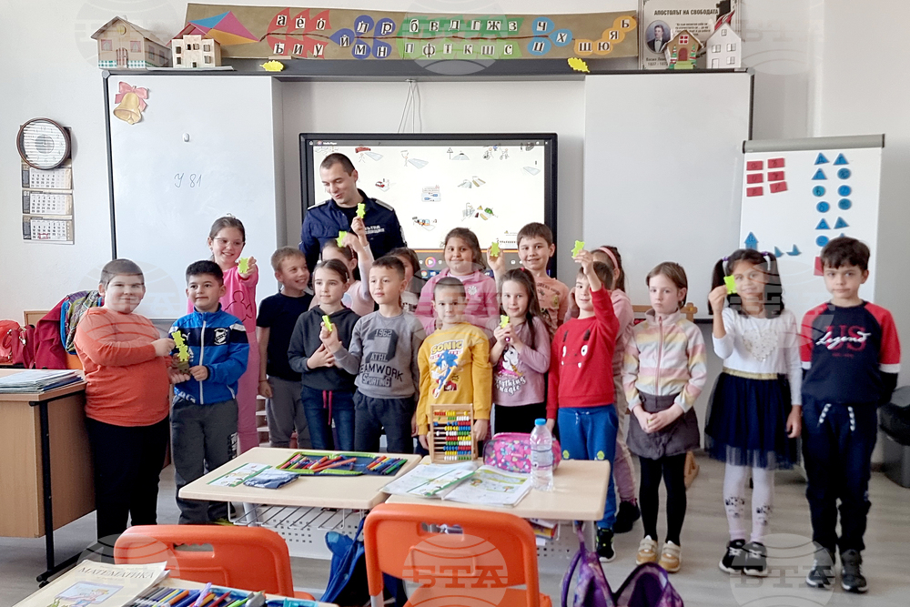 Габрово - първокласници - светлоотразителни мечета - акция