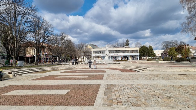 Коледно-новогодишната програма на Община Мездра е под надслов „Зимна приказка с добри герои“