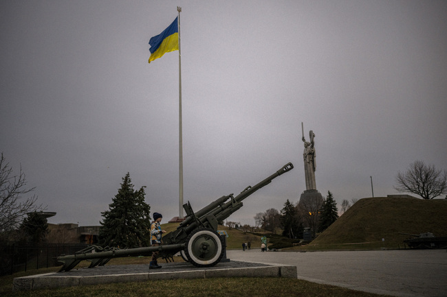 Един украински войник бе убит при бомбардировка от проруските сепаратисти, заяви украинската армия, предадоха Франс прес и Асошиейтед прес
