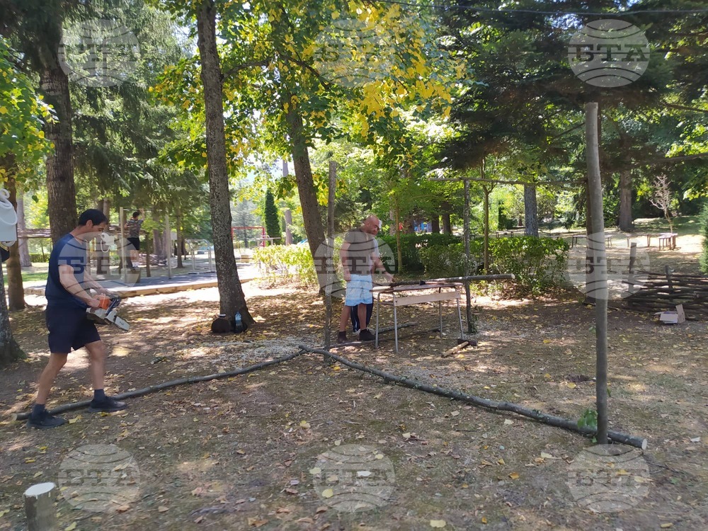 Община Котел подготвя терена в парк "Изворите" за Фестивала на етносите, багрите и котленския килим