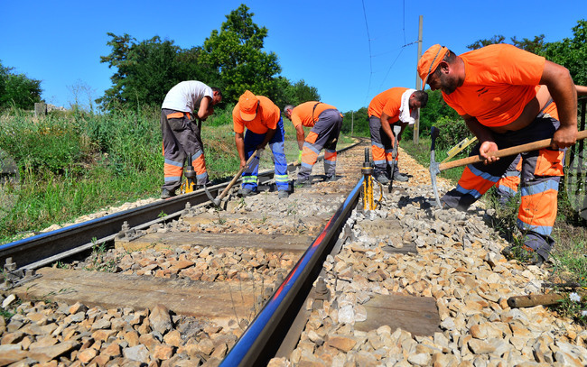 Приключиха ремонтни дейности по 13-километровата отсечка в жп участъка от гара Искър до гара Елин Пелин, движението е възстановено 