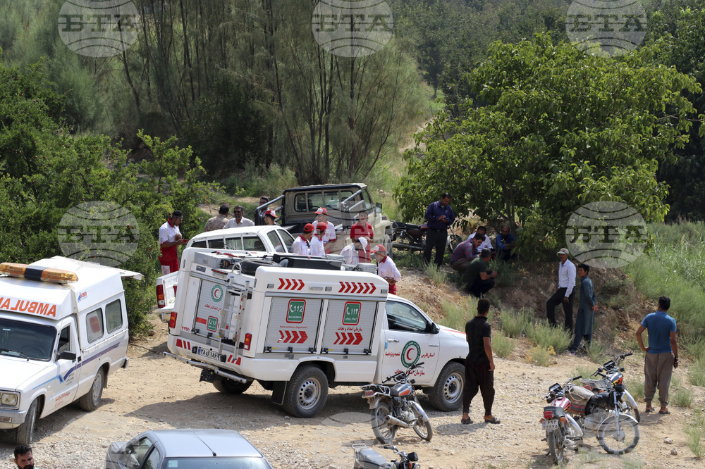 Най-малко 21 души загинаха при падането на автобус от мост в южната иранска провинция Фарс