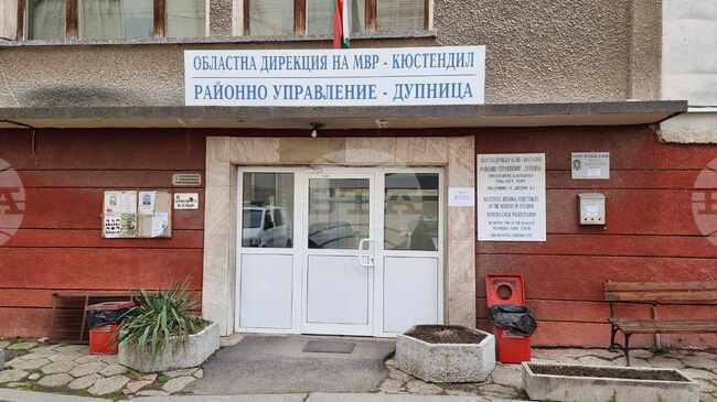 Полицаи от Дупница изкорениха нива с канабис