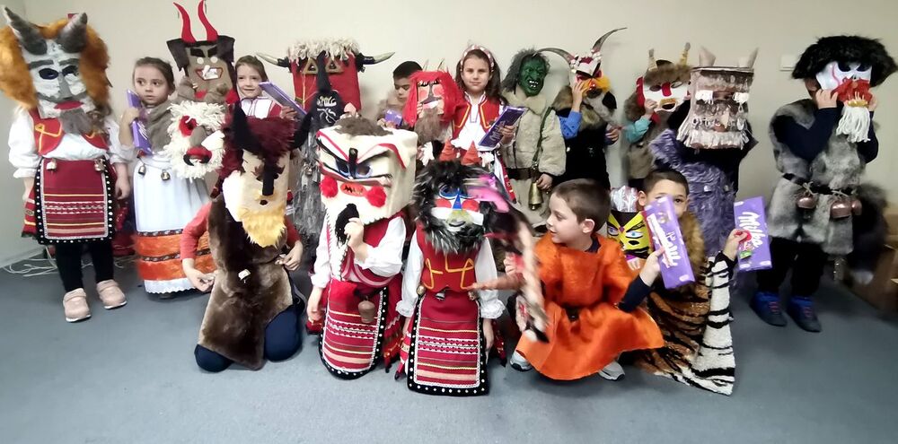 Общински съвет Плевен: Детска кукерска група откри днешното заседание на Общинския съвет в Плевен 