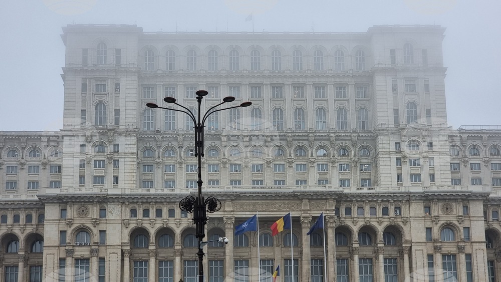 Румънската полиция продължава да издирва мъжа, който предизвика пожар в Двореца на парламента